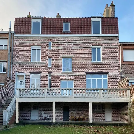 La Perroy à Proximité De La *