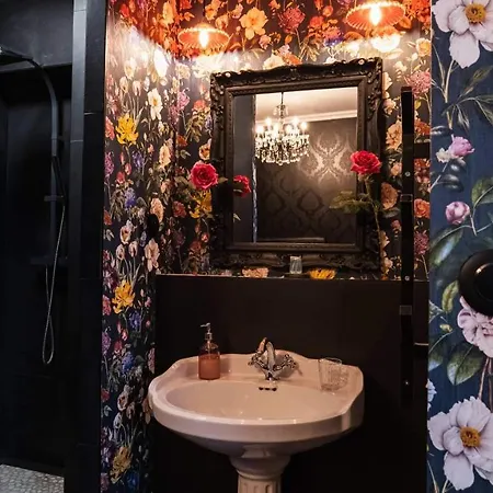 La Perroy à Proximité De La *