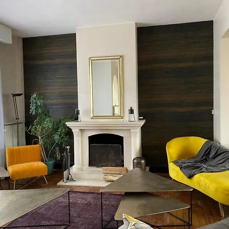 La Perroy A Proximite De La *