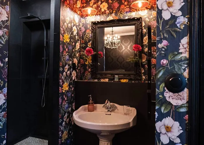 La Perroy à Proximité De La *